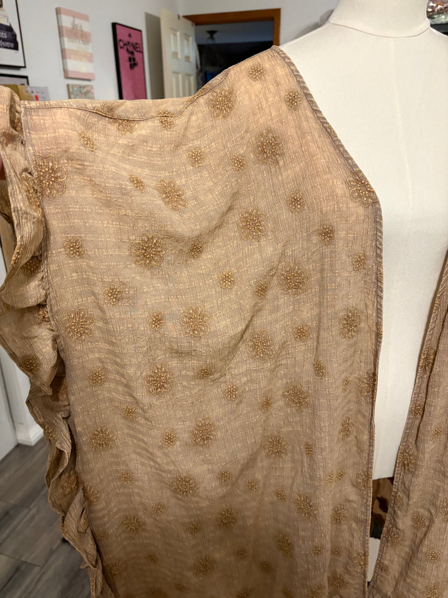 Easel Embroidered Gauze Mineral Wash Ruffled Duster in Mocha
