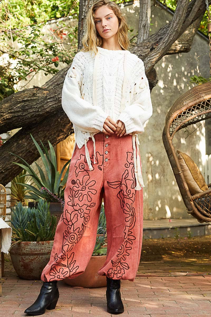 Floral embroidered pattern solid twill pants: DRIED APPLE / M