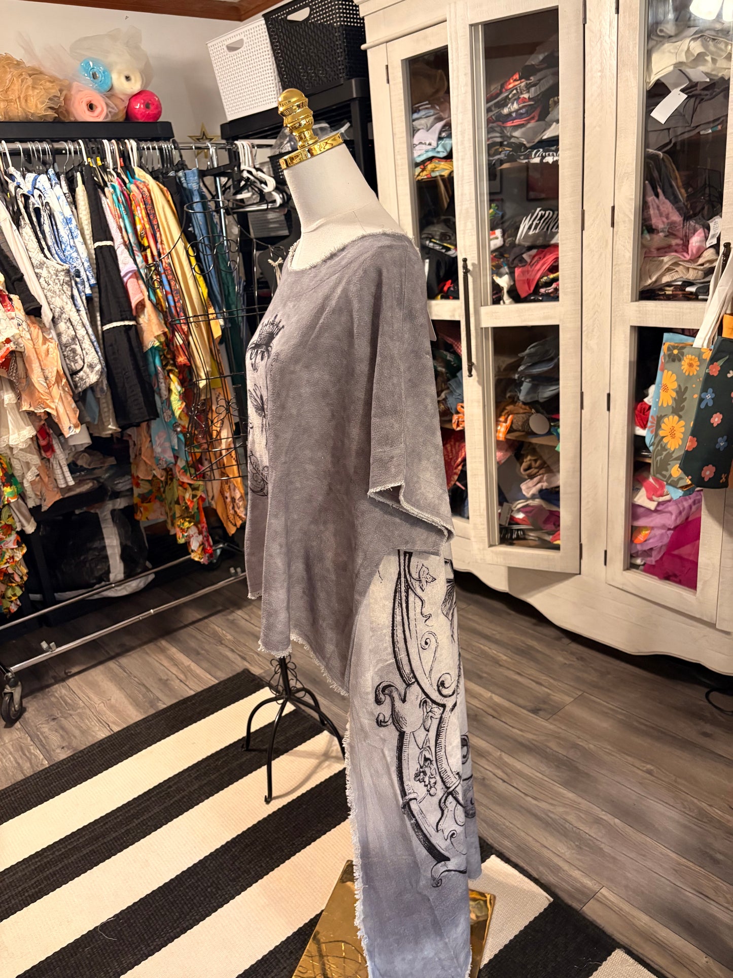 Hi-Lo Tunic with Queen Bee Print in Gray