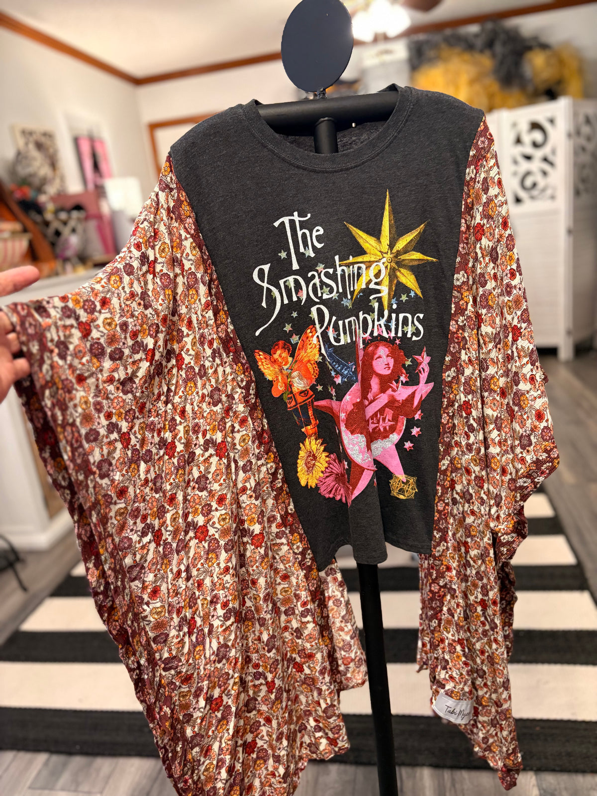 It’s Smashing Glam Kimono One Size Fits a Small to 2X