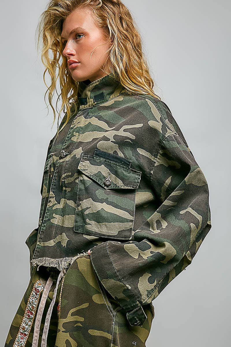 Oversized semi-cropped camouflage pattern jacket: OLIVE CAMO / S