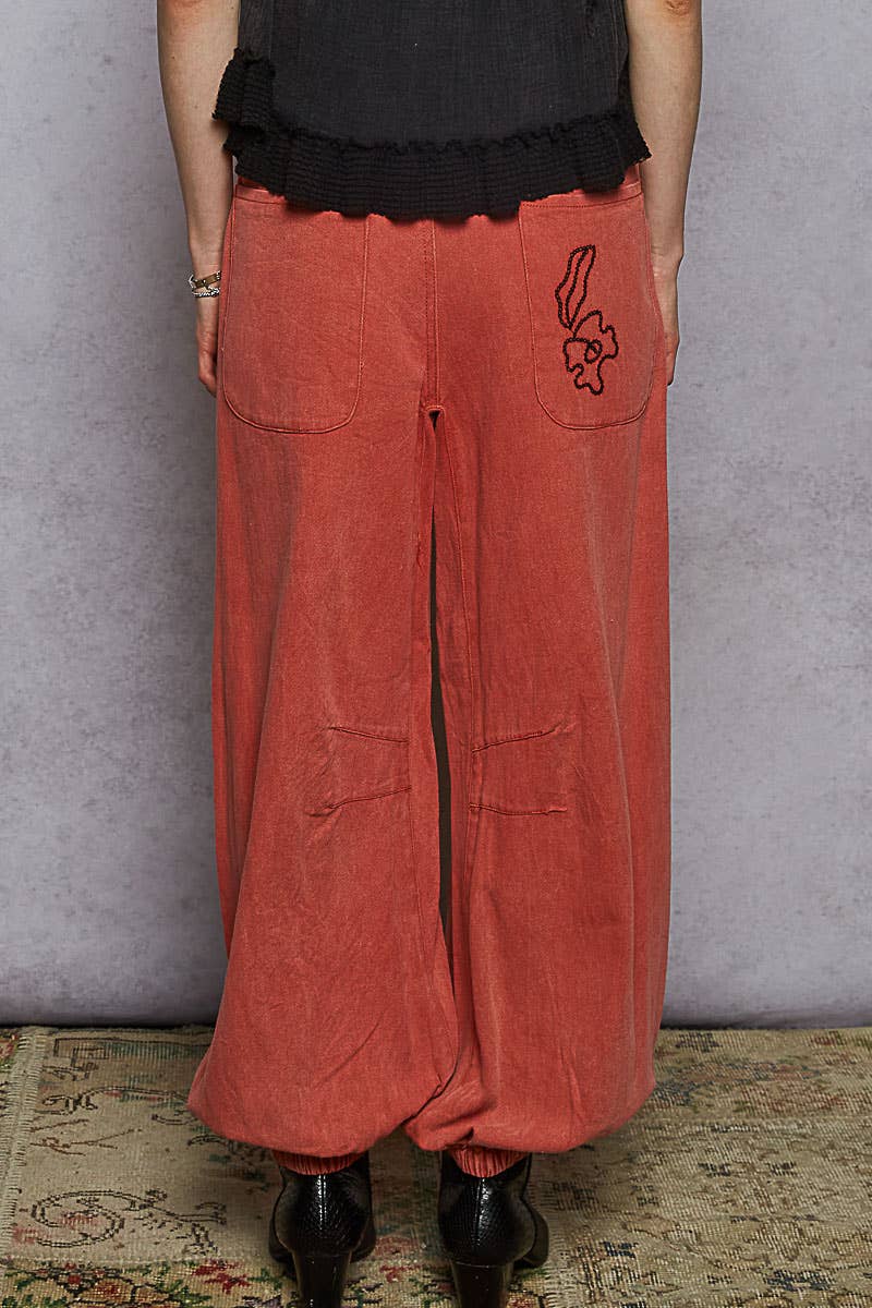 Floral embroidered pattern solid twill pants: DRIED APPLE / M