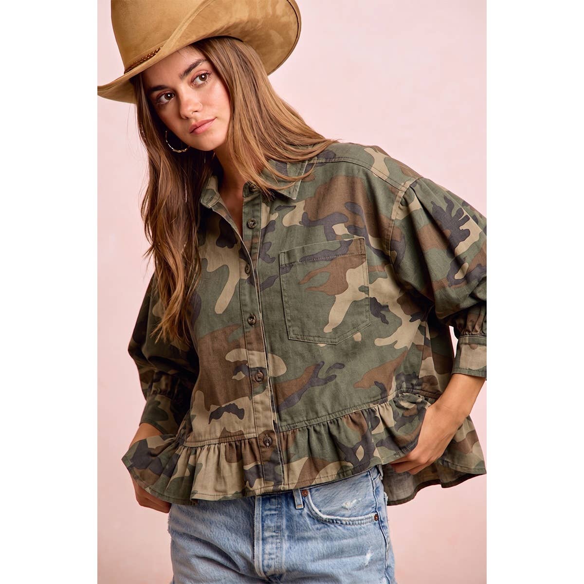 CAMO PRINTED RUFFLED HEM BUTTON DOWN BLOUSE: CAMOUFLAGE / L
