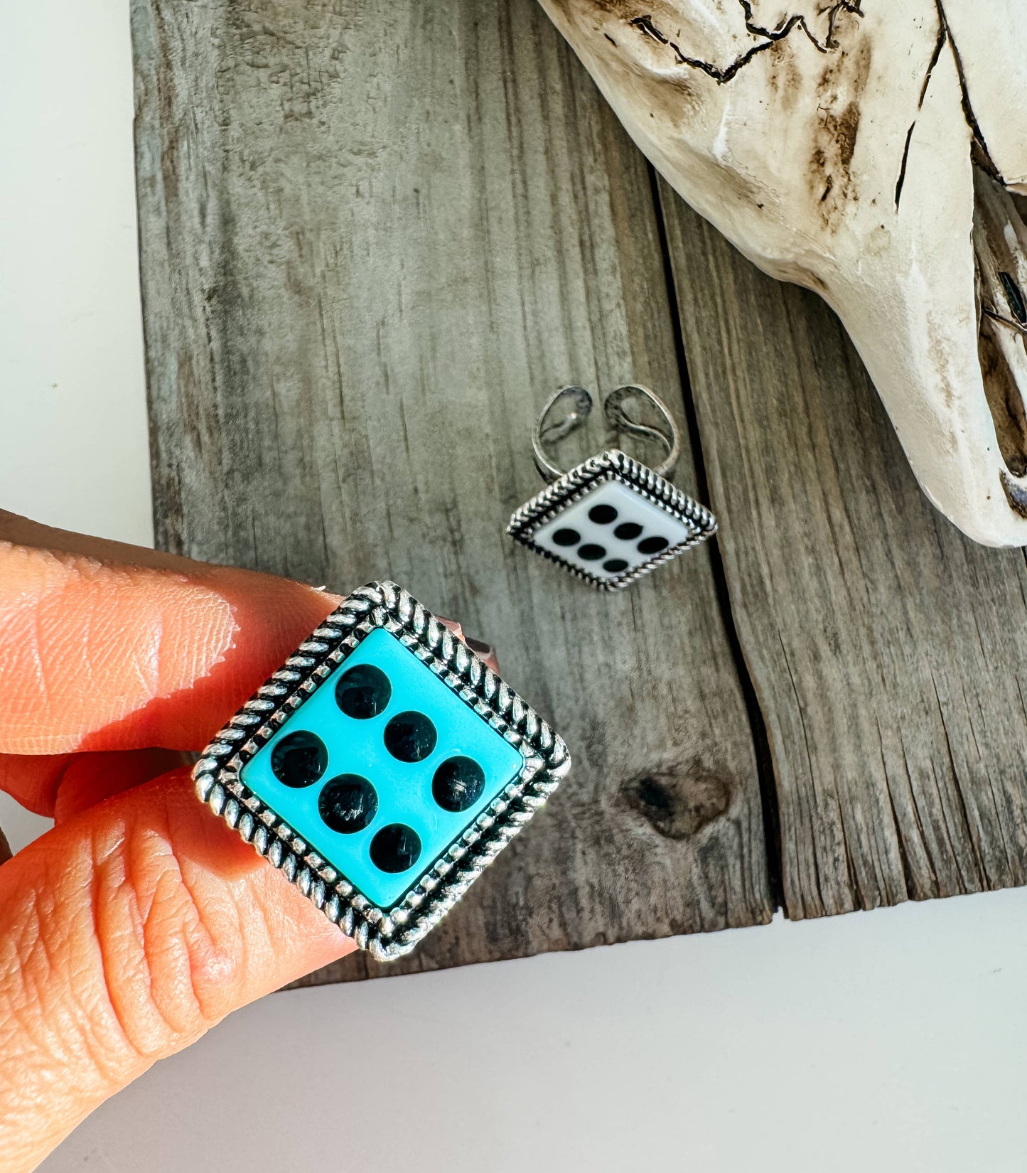 Western Ajustable Dice Ring: WHITE