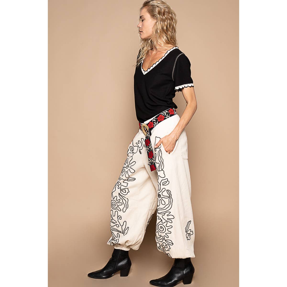 Floral embroidered pattern solid twill pants: DRIED APPLE / M