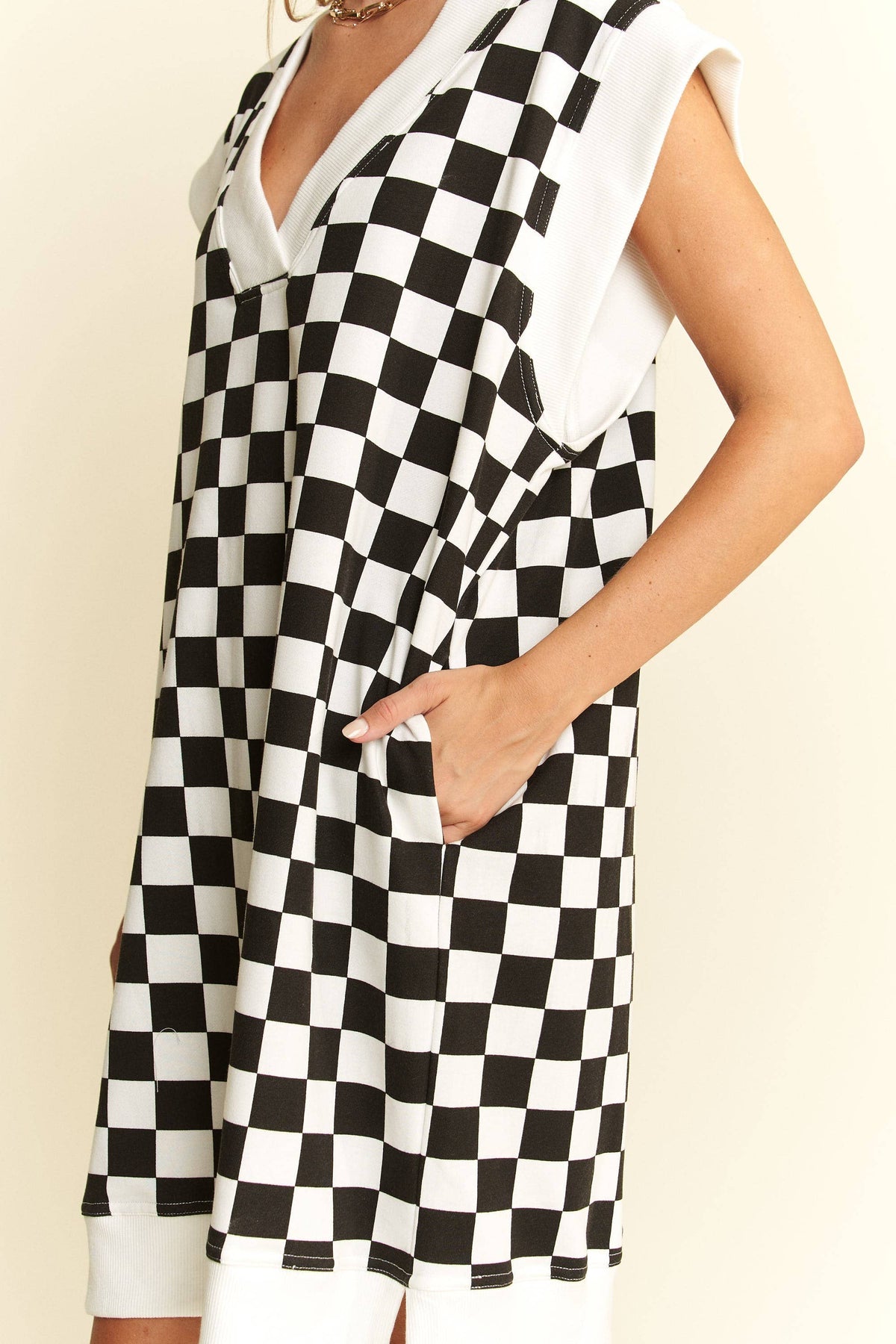 V-NECK CHECKERD DRESS: Black