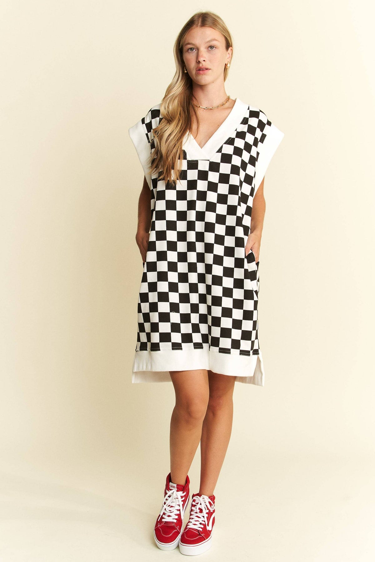 V-NECK CHECKERD DRESS: Black