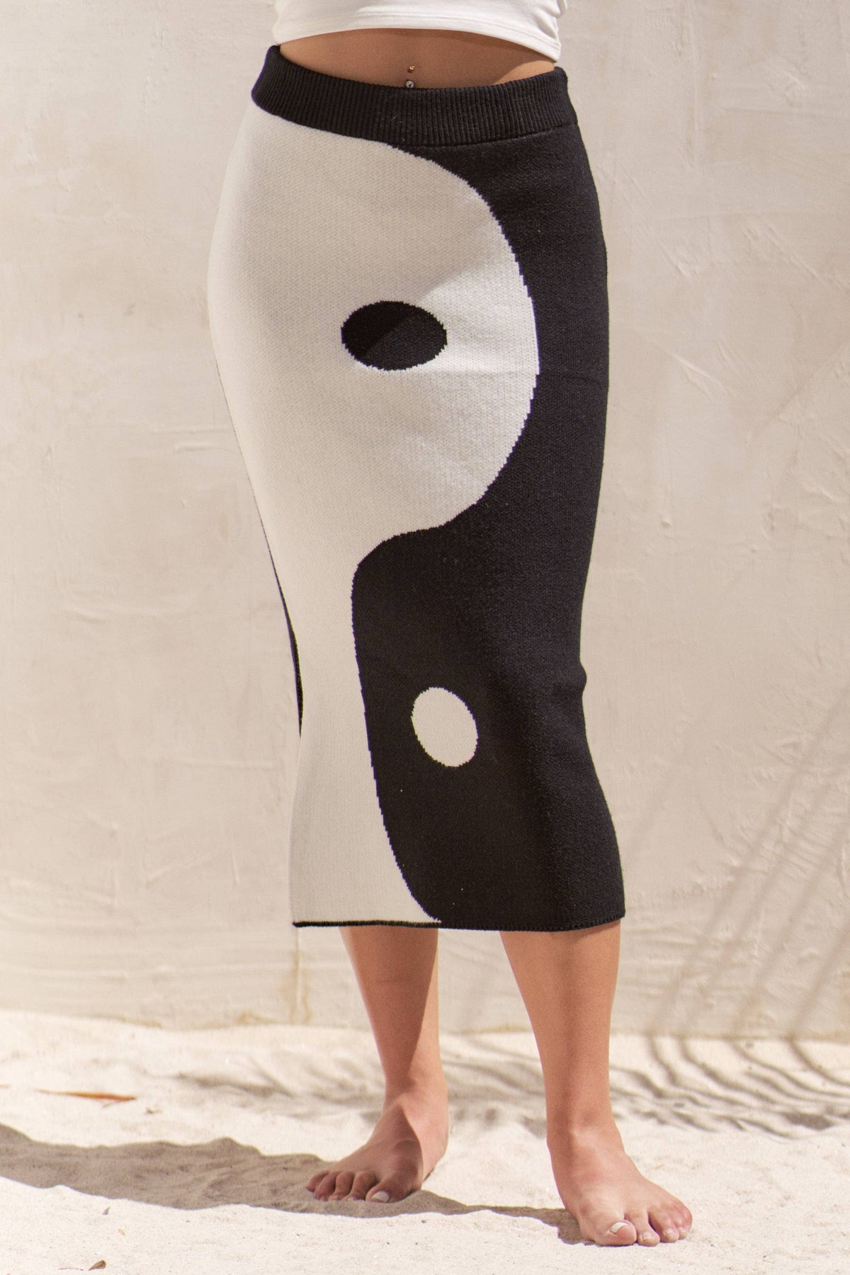 PLUS SIZE YIN YANG KNIT SKIRT: Black / 1XL/2XL