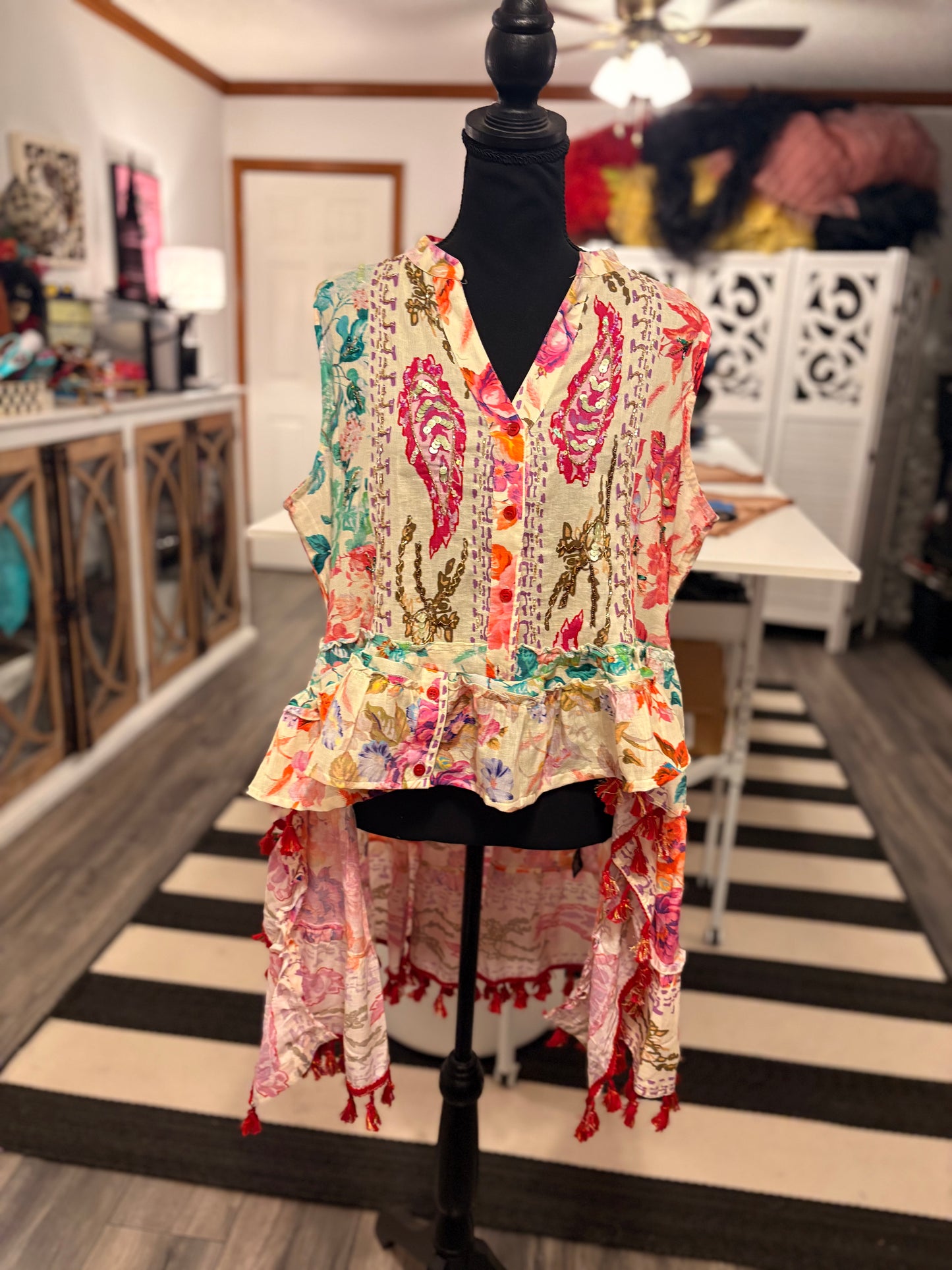Mira Beaded Floral Hi/Lo Top Fits a Large/XL