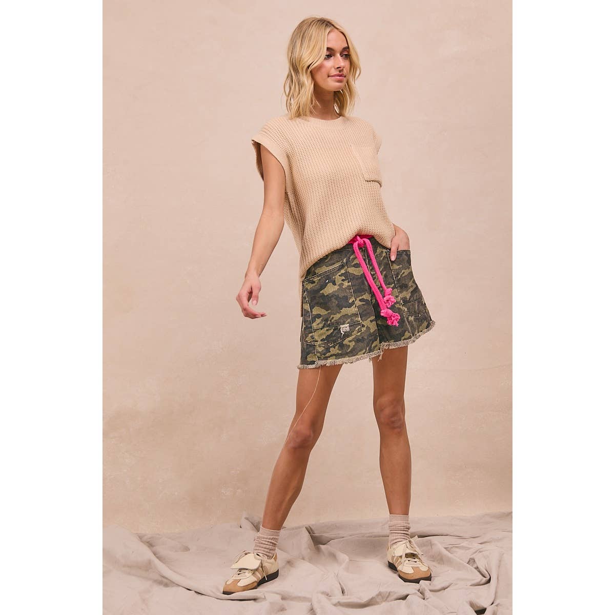 BRAIDED WAIST BELT POCKETS CAMOUFLAGE PRINT SHORTS: CAMOUFLAGE / M 4/6