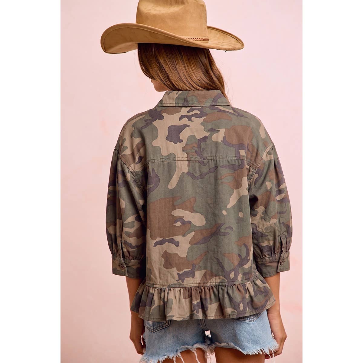 CAMO PRINTED RUFFLED HEM BUTTON DOWN BLOUSE: CAMOUFLAGE / S