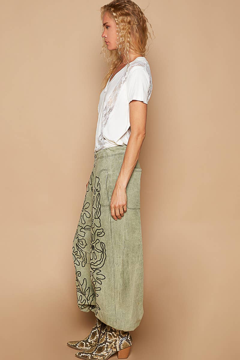 Floral embroidered pattern solid twill pants: DRIED APPLE / M