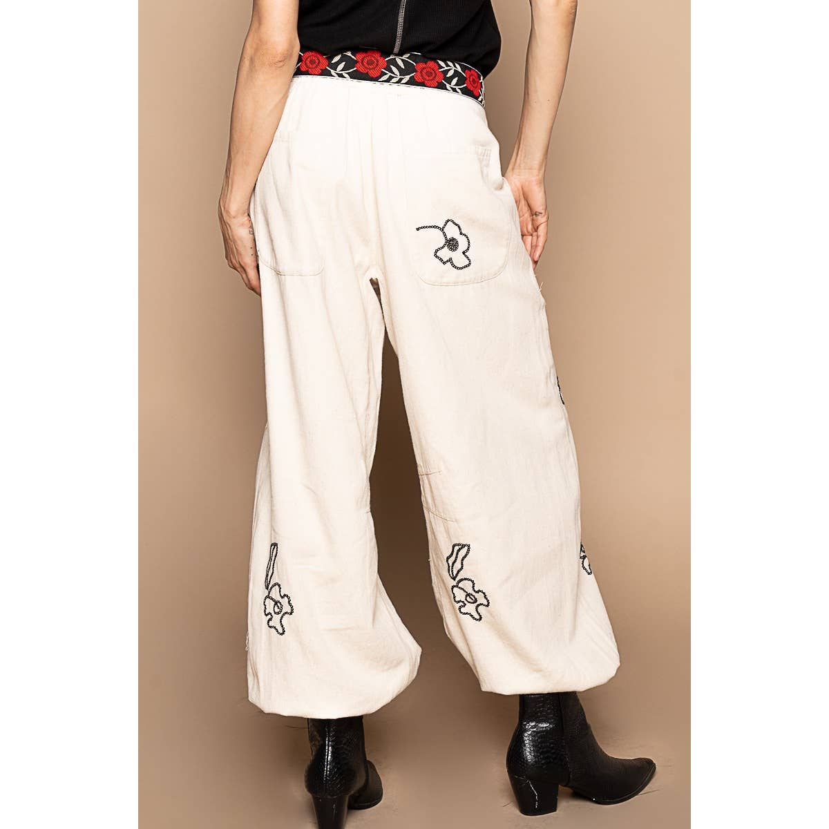 Floral embroidered pattern solid twill pants: DRIED APPLE / M