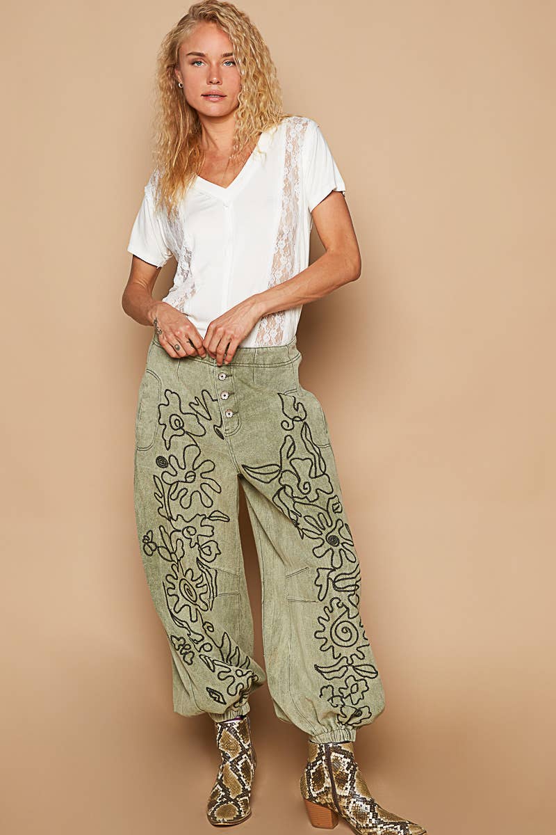 Floral embroidered pattern solid twill pants: DRIED APPLE / M