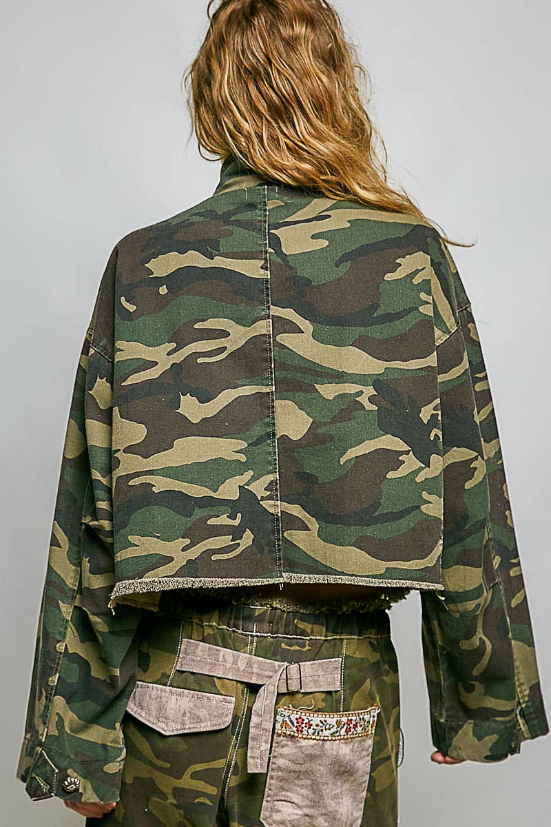 Oversized semi-cropped camouflage pattern jacket: OLIVE CAMO / S