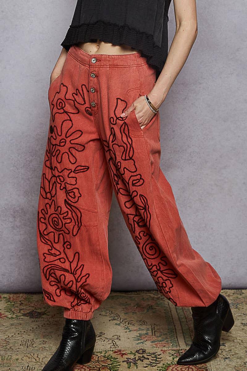 Floral embroidered pattern solid twill pants: DRIED APPLE / M