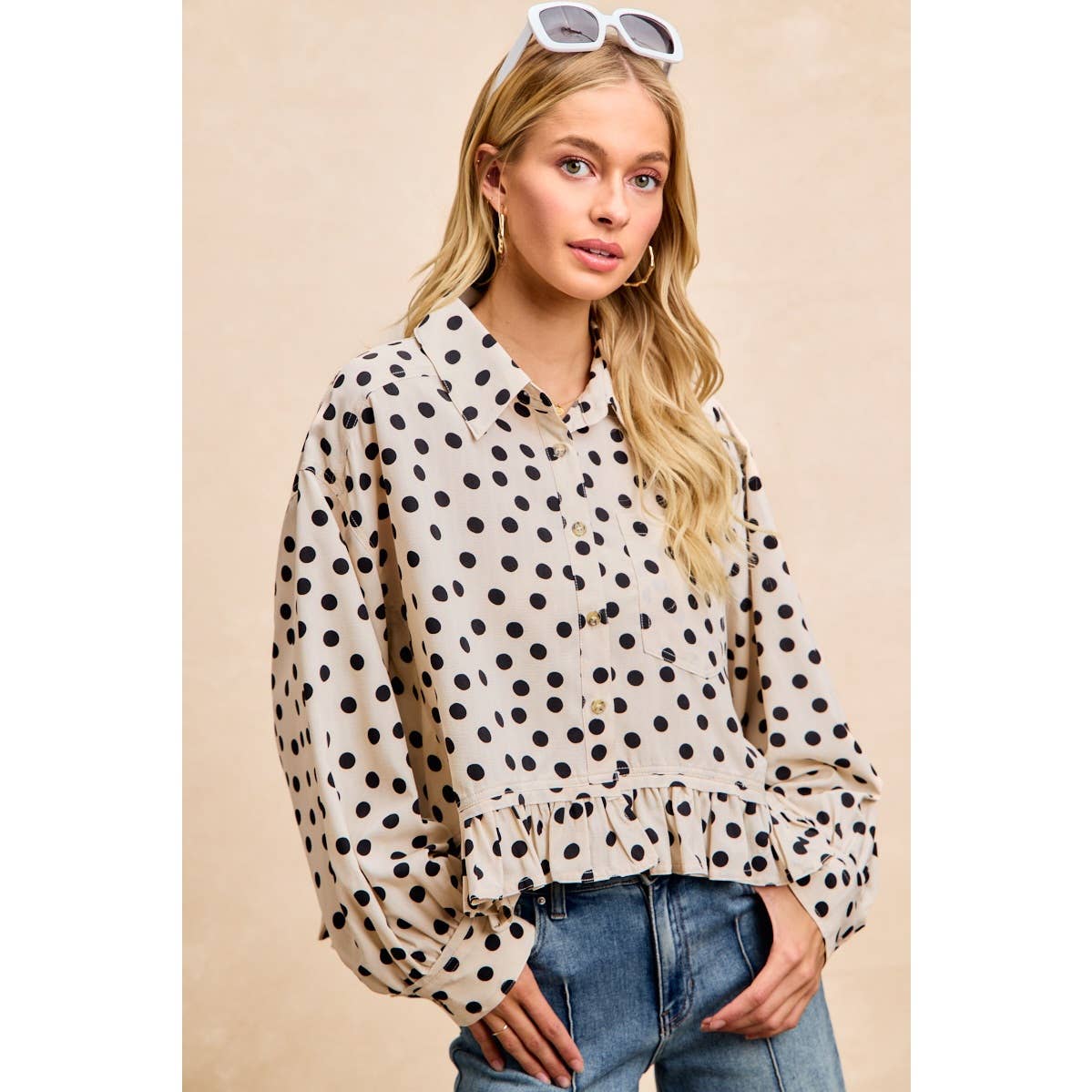CRINKLE POLKA DOT RUFFLED HEM BUTTON UP SHIRT TOP: CREAM/BLACK / M 6-10