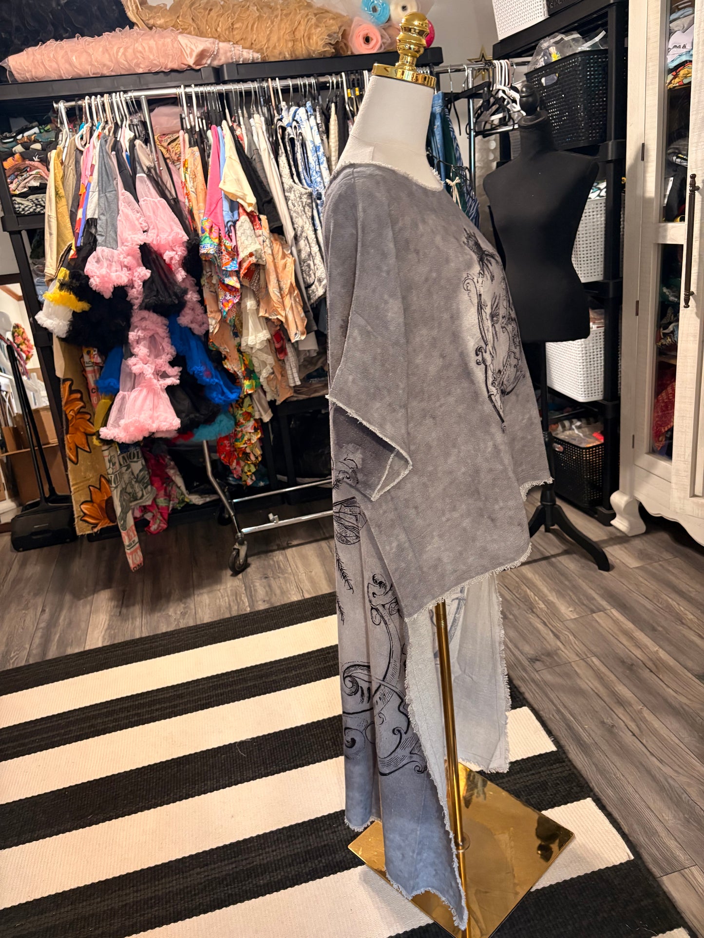 Hi-Lo Tunic with Queen Bee Print in Gray