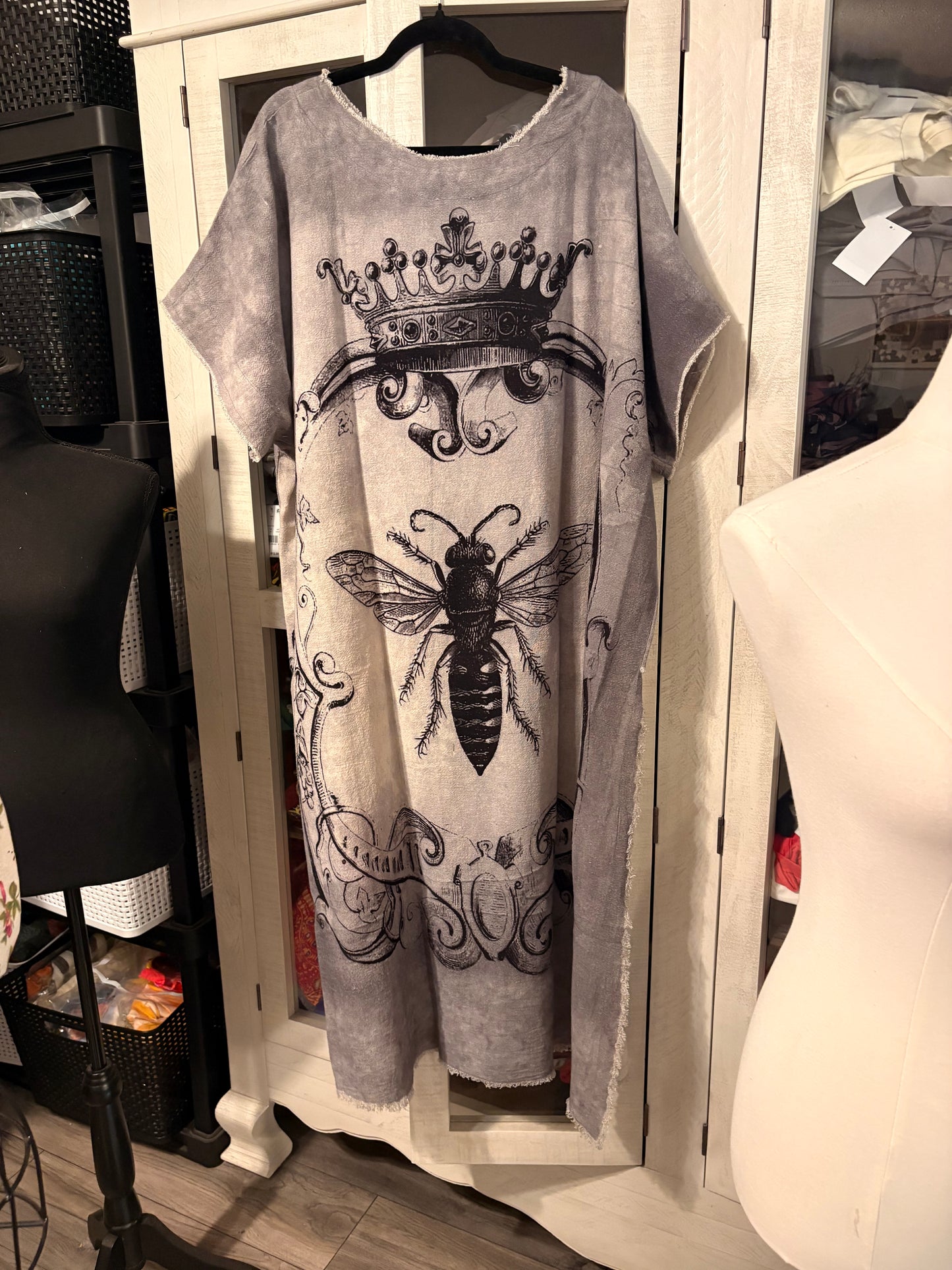 Hi-Lo Tunic with Queen Bee Print in Gray