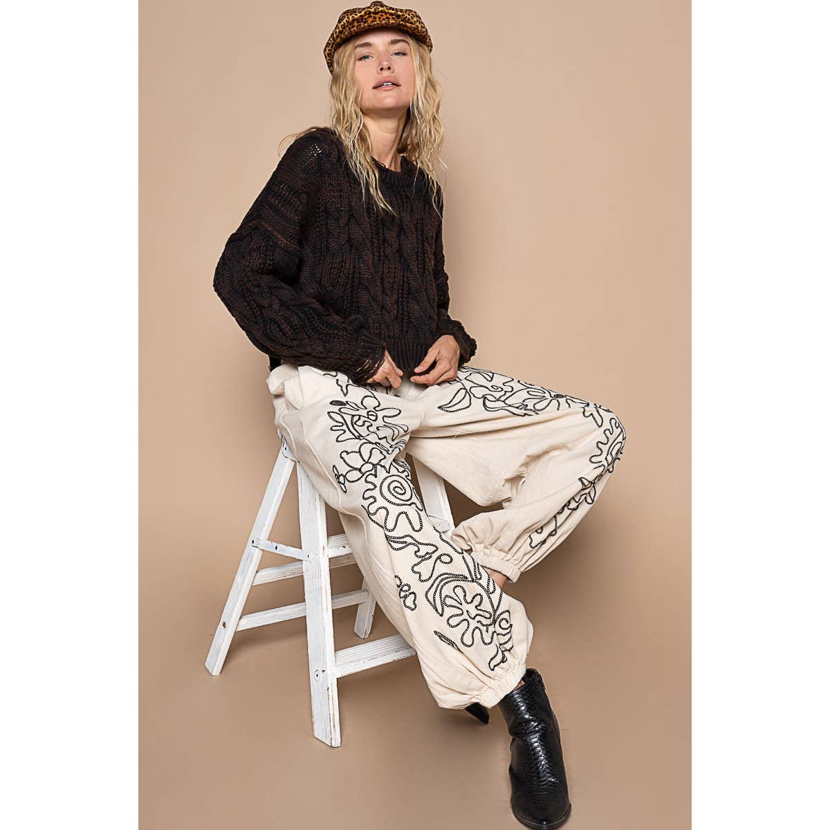 Floral embroidered pattern solid twill pants: DRIED APPLE / M