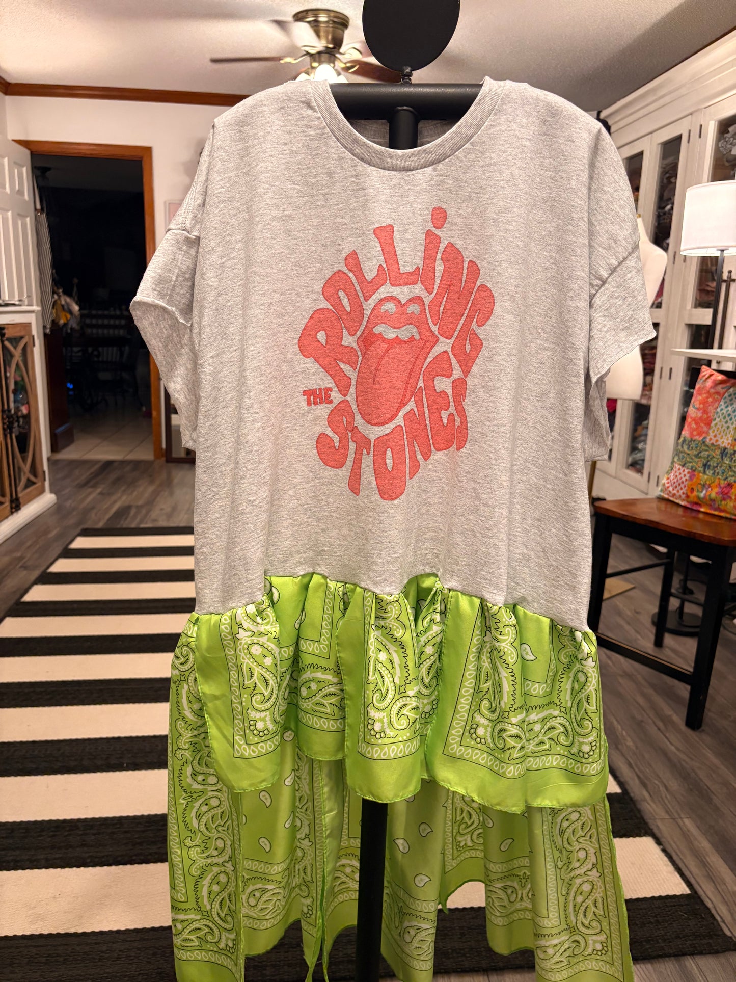Pink Stones Drama Ho/Lo Bandana Tee One size fits a Large to 2X 10-16