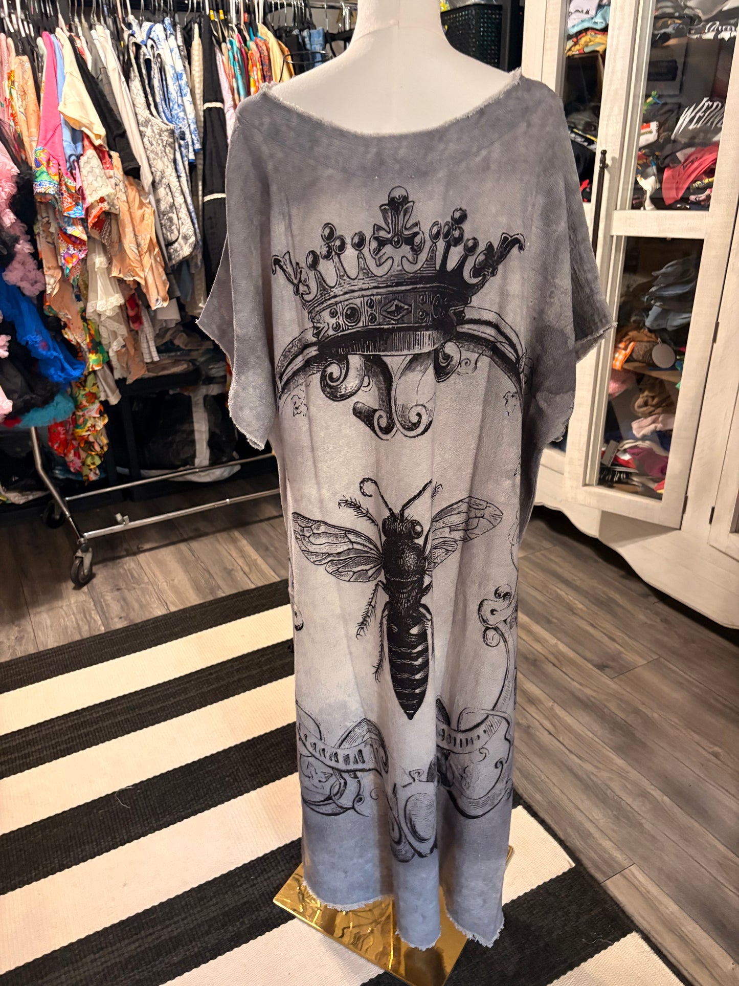 Hi-Lo Tunic with Queen Bee Print in Gray
