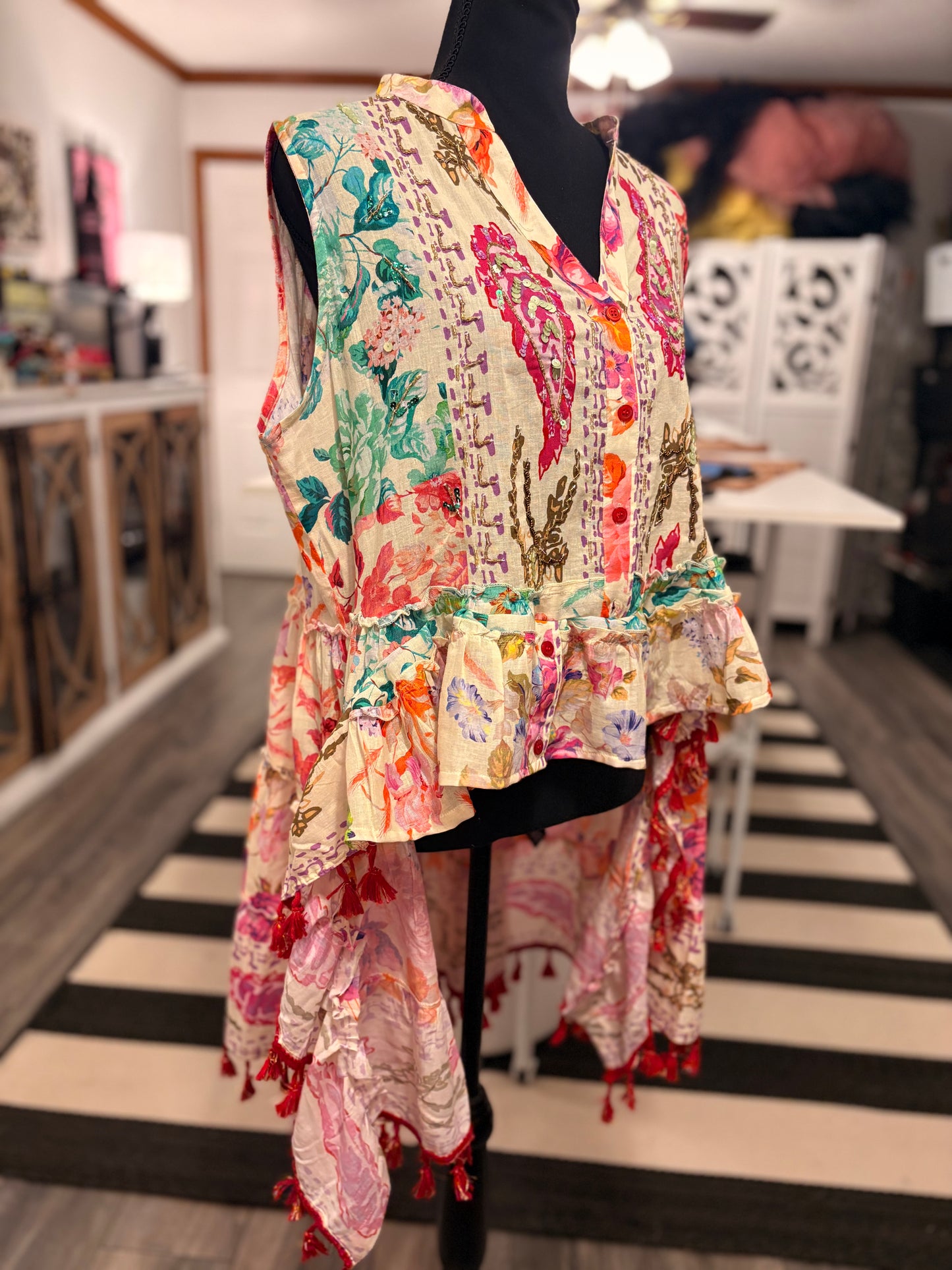 Mira Beaded Floral Hi/Lo Top Fits a Large/XL