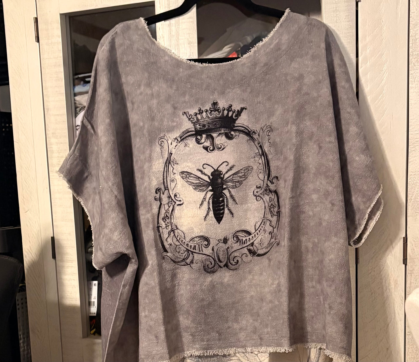Hi-Lo Tunic with Queen Bee Print in Gray