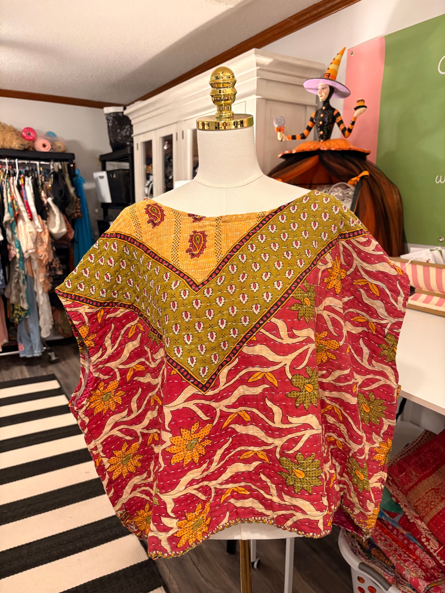 Lori Kantha Top One Size Fits a Small to XL 6-14