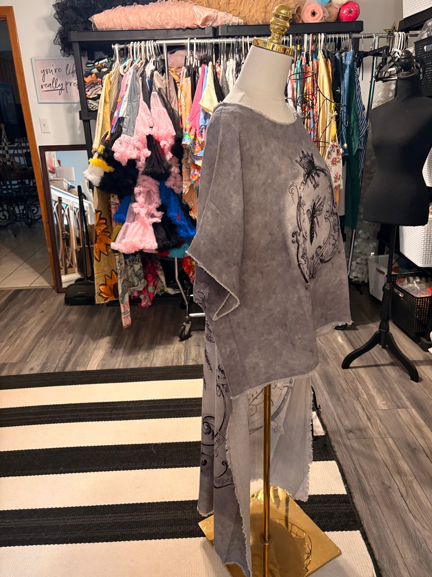 Hi-Lo Tunic with Queen Bee Print in Gray