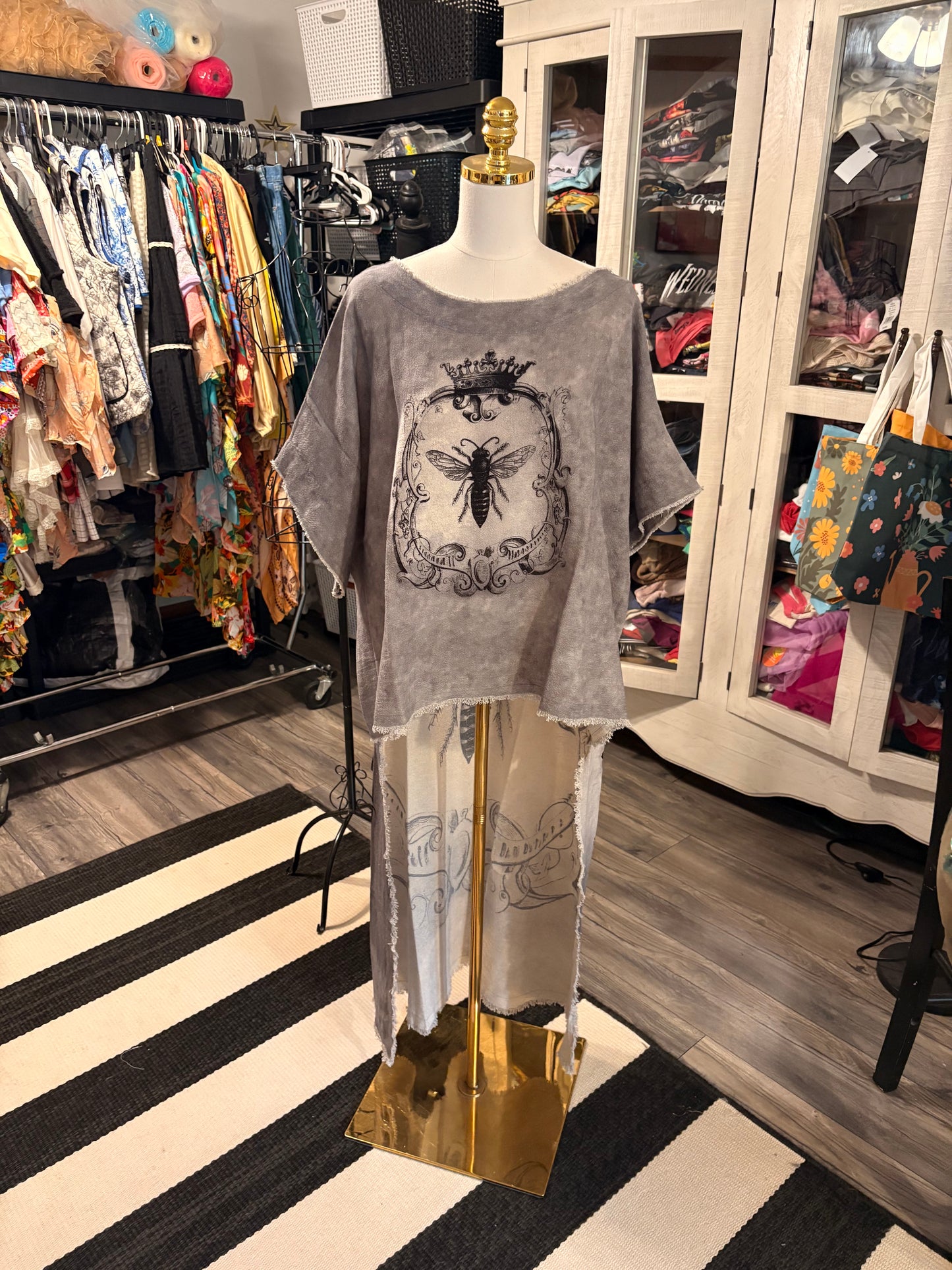 Hi-Lo Tunic with Queen Bee Print in Gray