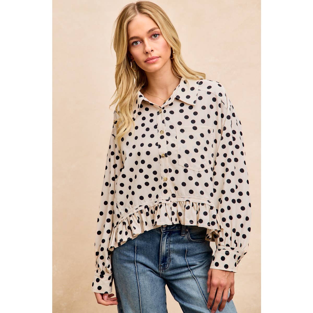 CRINKLE POLKA DOT RUFFLED HEM BUTTON UP SHIRT TOP: CREAM/BLACK / S 2-6