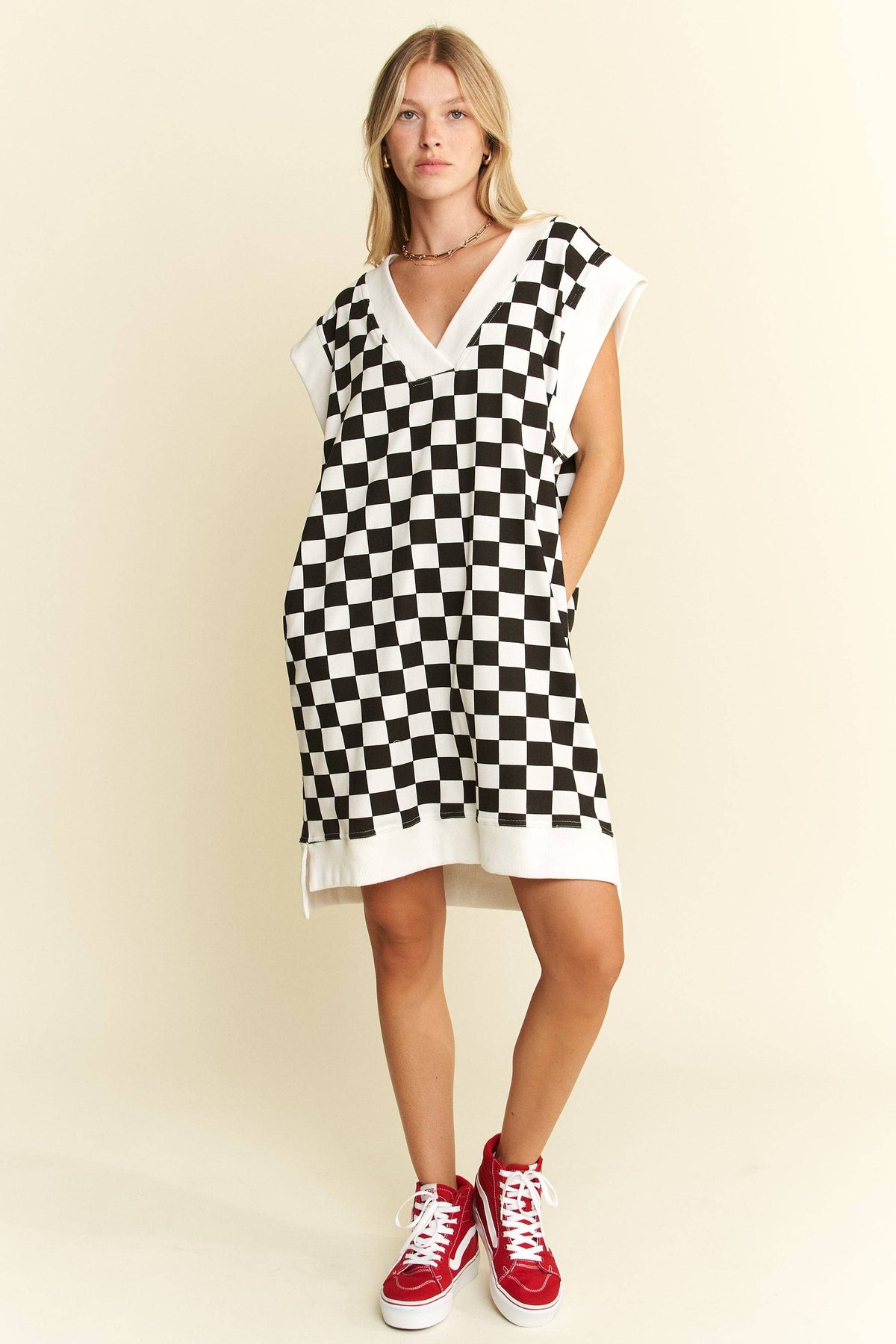 V-NECK CHECKERD DRESS: Black