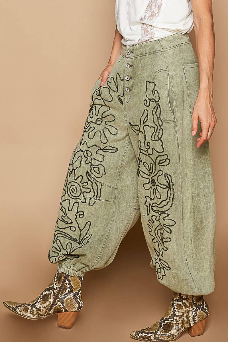Floral embroidered pattern solid twill pants: DRIED APPLE / M