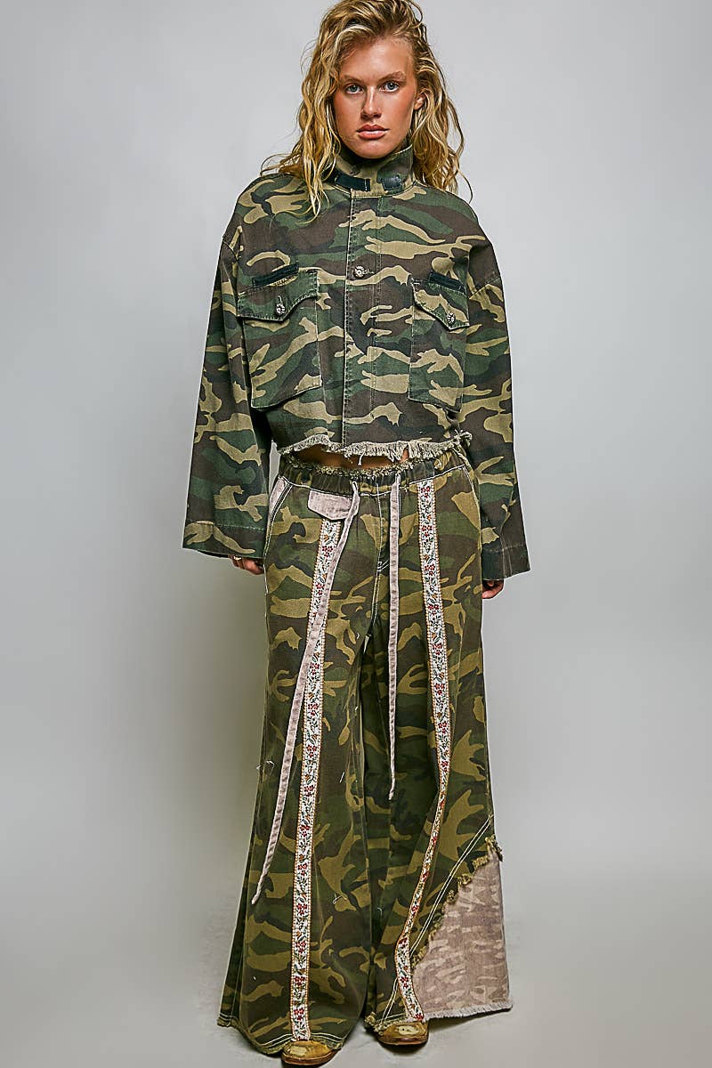 Oversized semi-cropped camouflage pattern jacket: OLIVE CAMO / L