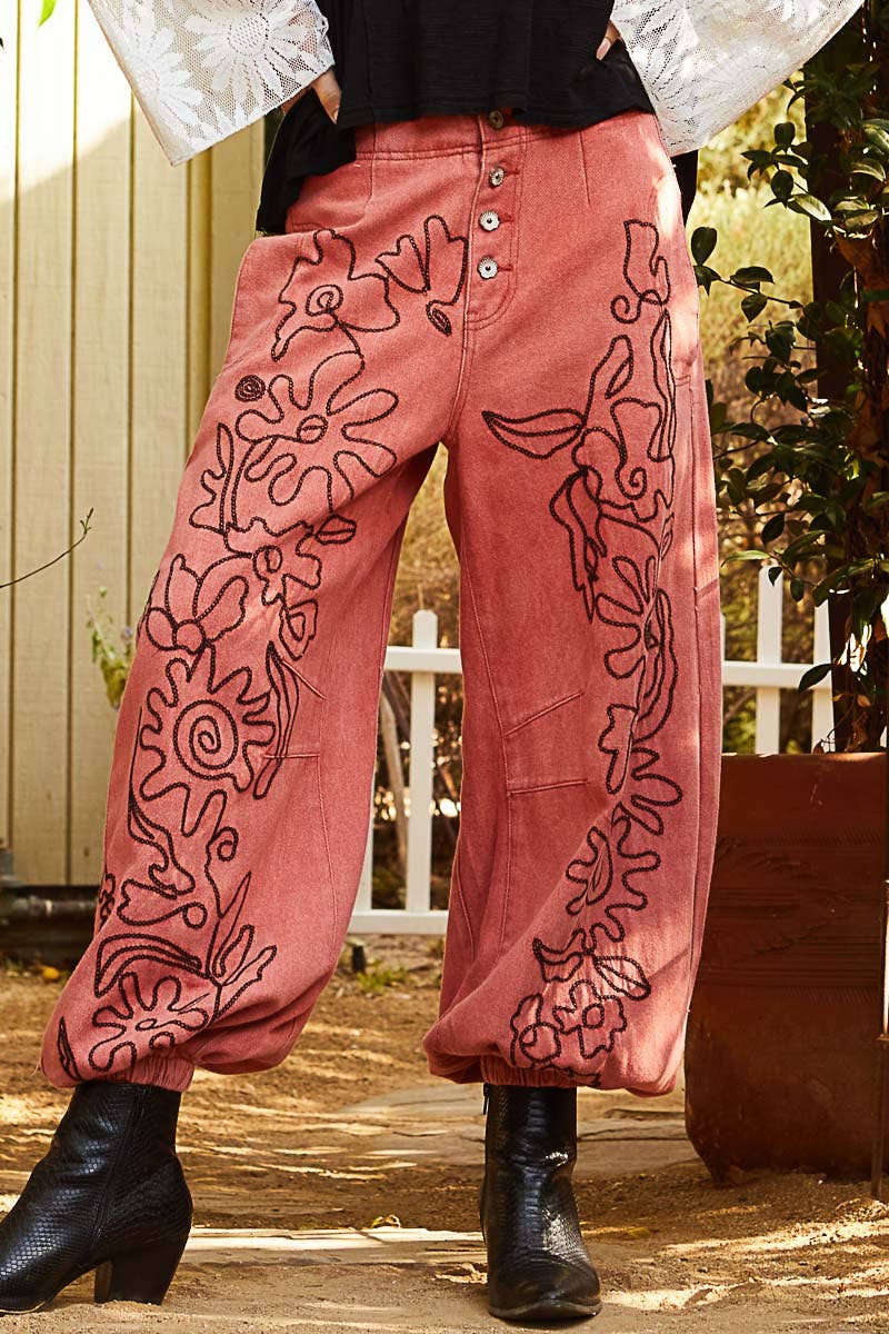Floral embroidered pattern solid twill pants: DRIED APPLE / M