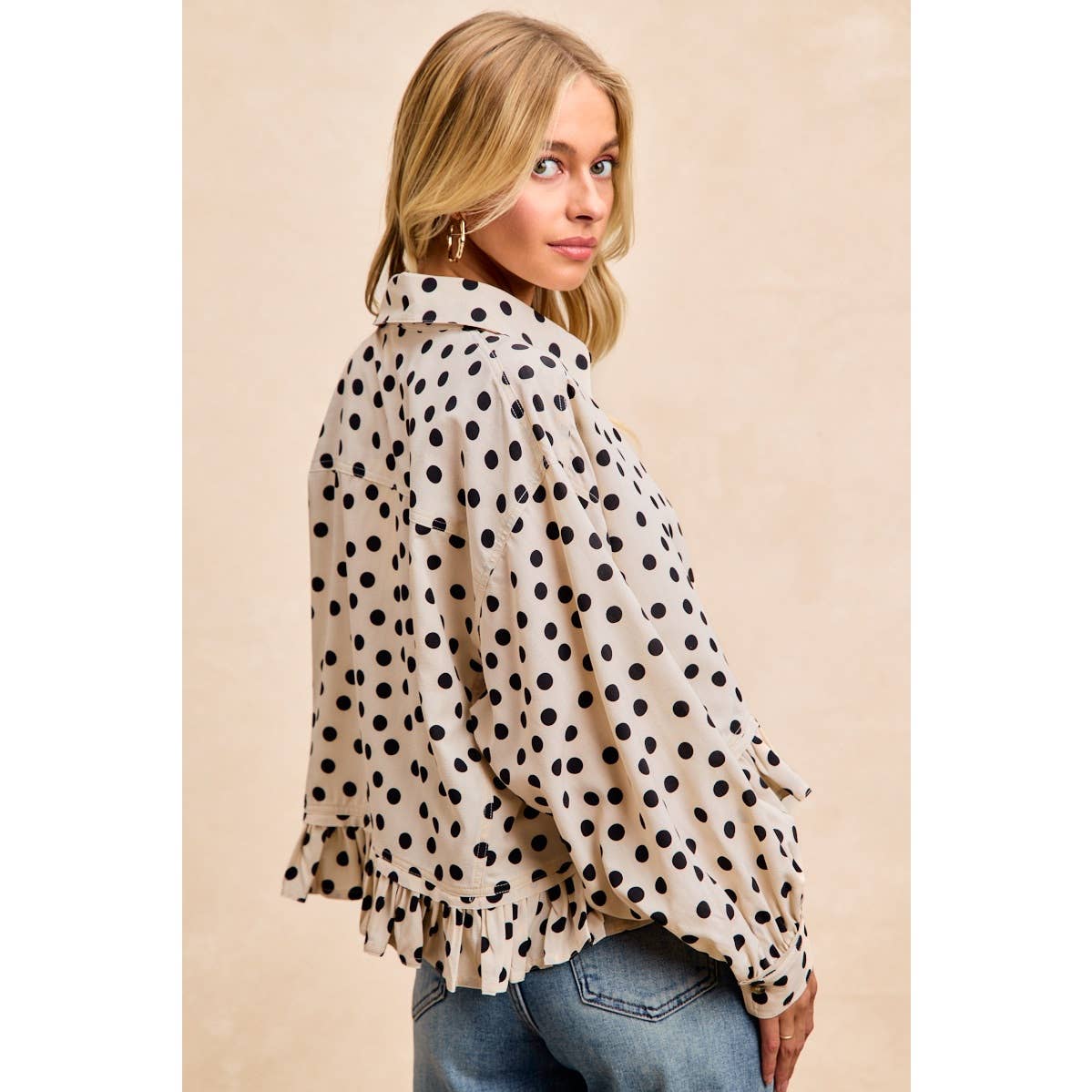 CRINKLE POLKA DOT RUFFLED HEM BUTTON UP SHIRT TOP: CREAM/BLACK / S 2-6