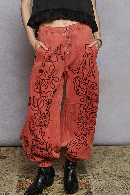 Floral embroidered pattern solid twill pants: DRIED APPLE / S