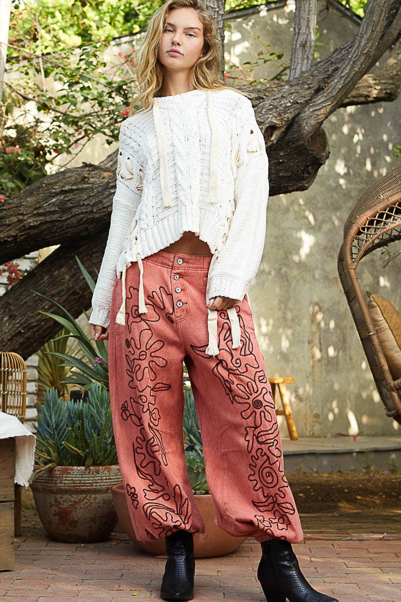 Floral embroidered pattern solid twill pants: DRIED APPLE / M