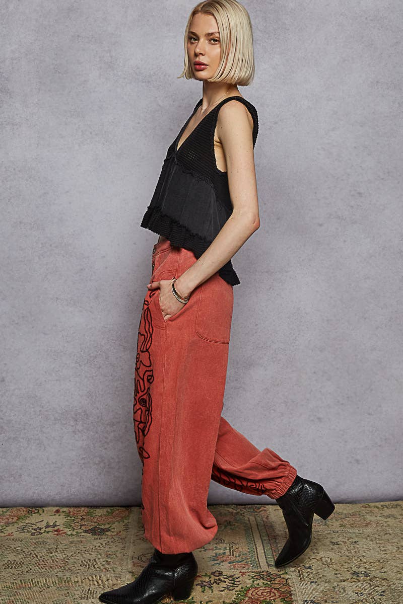 Floral embroidered pattern solid twill pants: DRIED APPLE / M